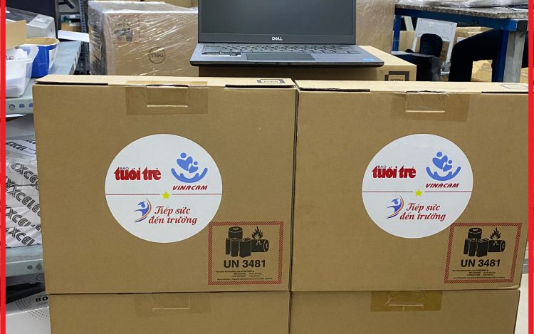 DTP giao tới Báo tuổi trẻ 50 chiếc laptop