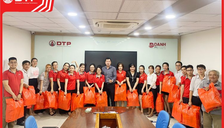 tặng quà tết cho nhân viên