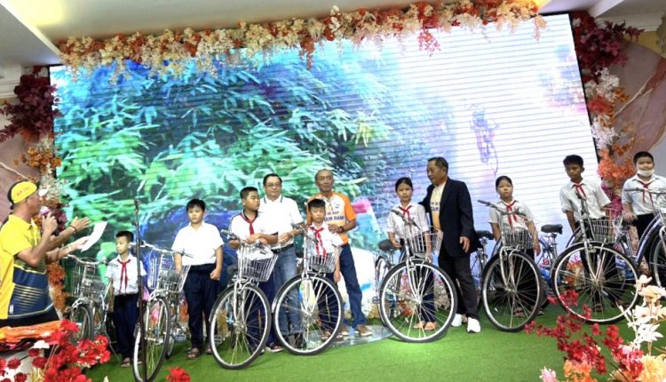 tặng xe đạp cho học sinh có hoàn cảnh khó khăn