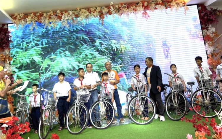 tặng xe đạp cho học sinh có hoàn cảnh khó khăn