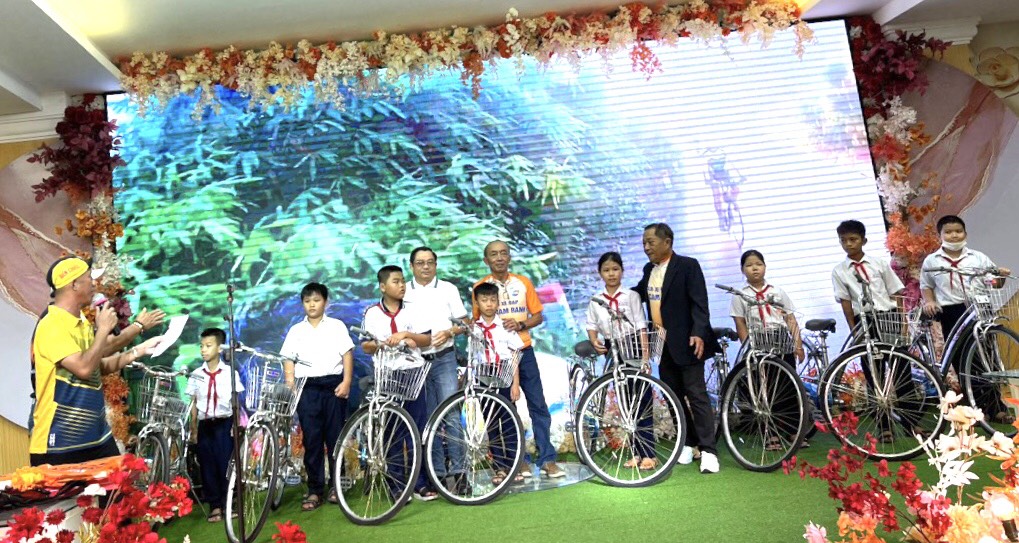 tặng xe đạp cho học sinh có hoàn cảnh khó khăn